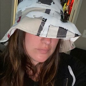 Burberry sun hat!